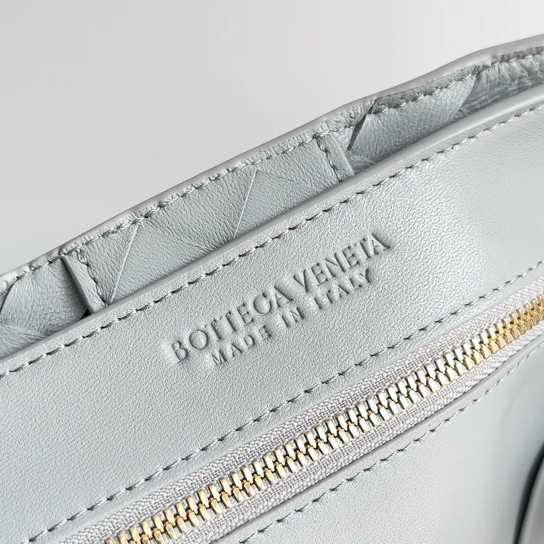 The 2023 new Andiamo batch of 2260 BV has been shipped‼ ️Really popular🔥The new Andiamo woven handbag launched by Bottega Veneta this season is really popular all over the world! ! Celebrities at home and abroad have worn it, and Oscar-winning actress Michelle Yeoh has taken it out on the street. Song Jia, Trai Yara, Yu Feihong, Sanji Ayaka, Rosie Hunting-Whiteley, Yoshioka Riho, etc. have all picked up this bag. It is classic and versatile, showing off its temperament, and the bag capacity is also large, which is very convenient for daily commuting! ! A variety of carrying methods, the shoulder straps can be adjusted by yourself, the original lambskin feels soft and delicate, and the unisex style breaks the gender boundaries and brings a more practical and long-lasting use experience. Andiamo, which has both elegant and casual styles, perfectly interprets the true appearance of "fashionable old money style". Style number: 743572 Size: 32*24*12